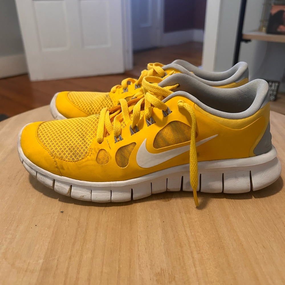 Nike Live Strong running sneakers